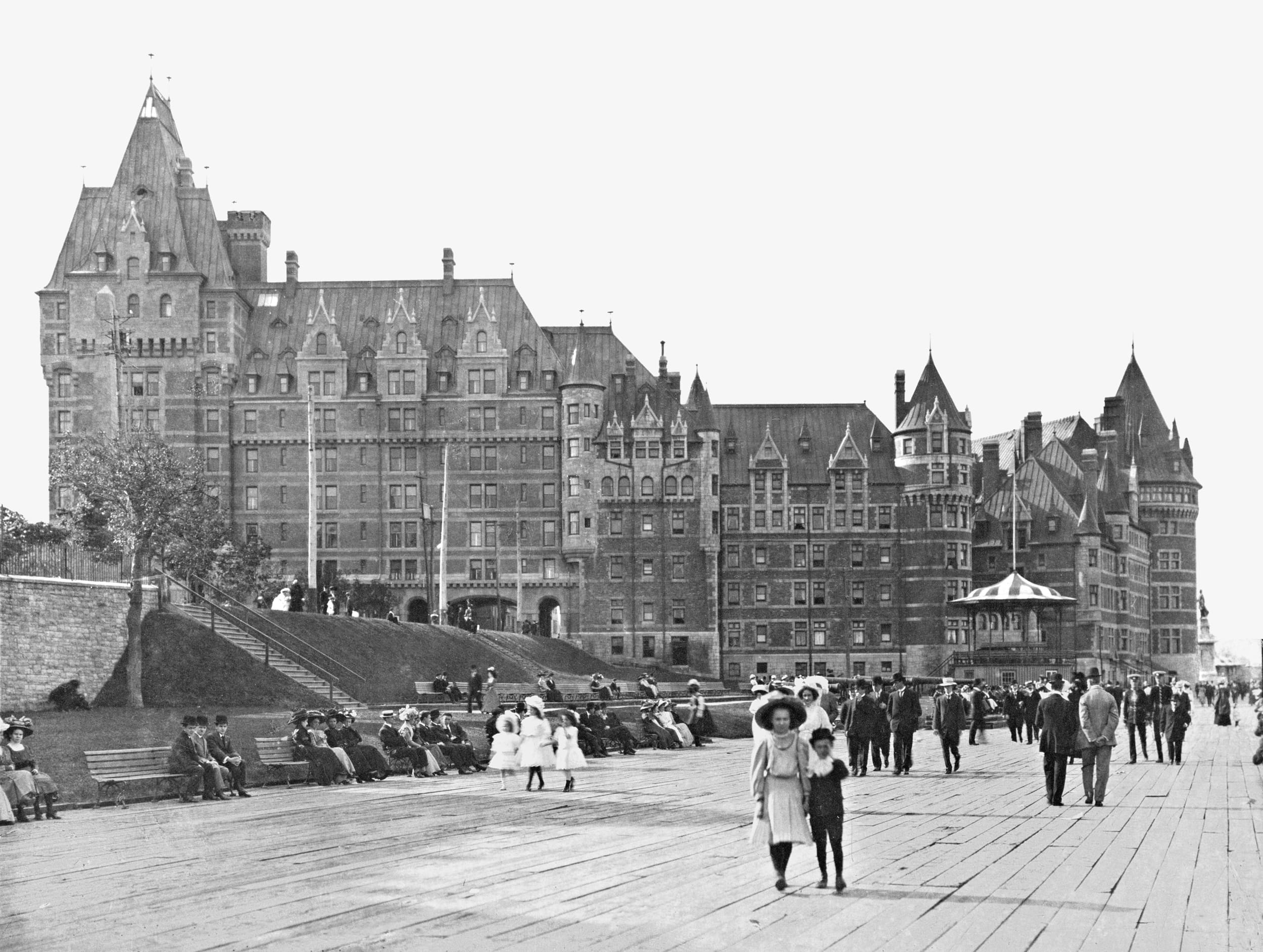 boardwalk in front of chateau frontenac in 1910