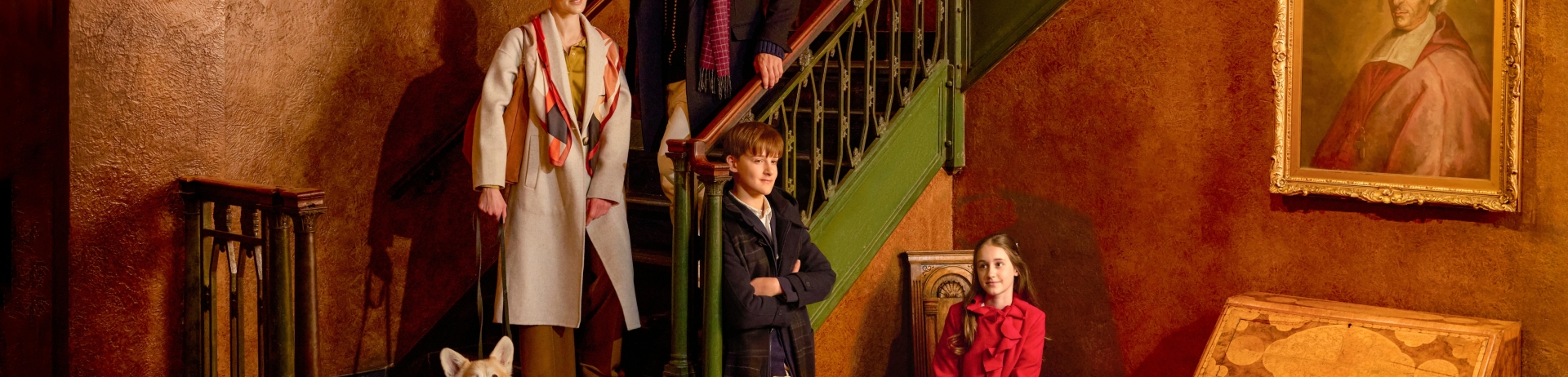 famille-chien-escaliers-lobby