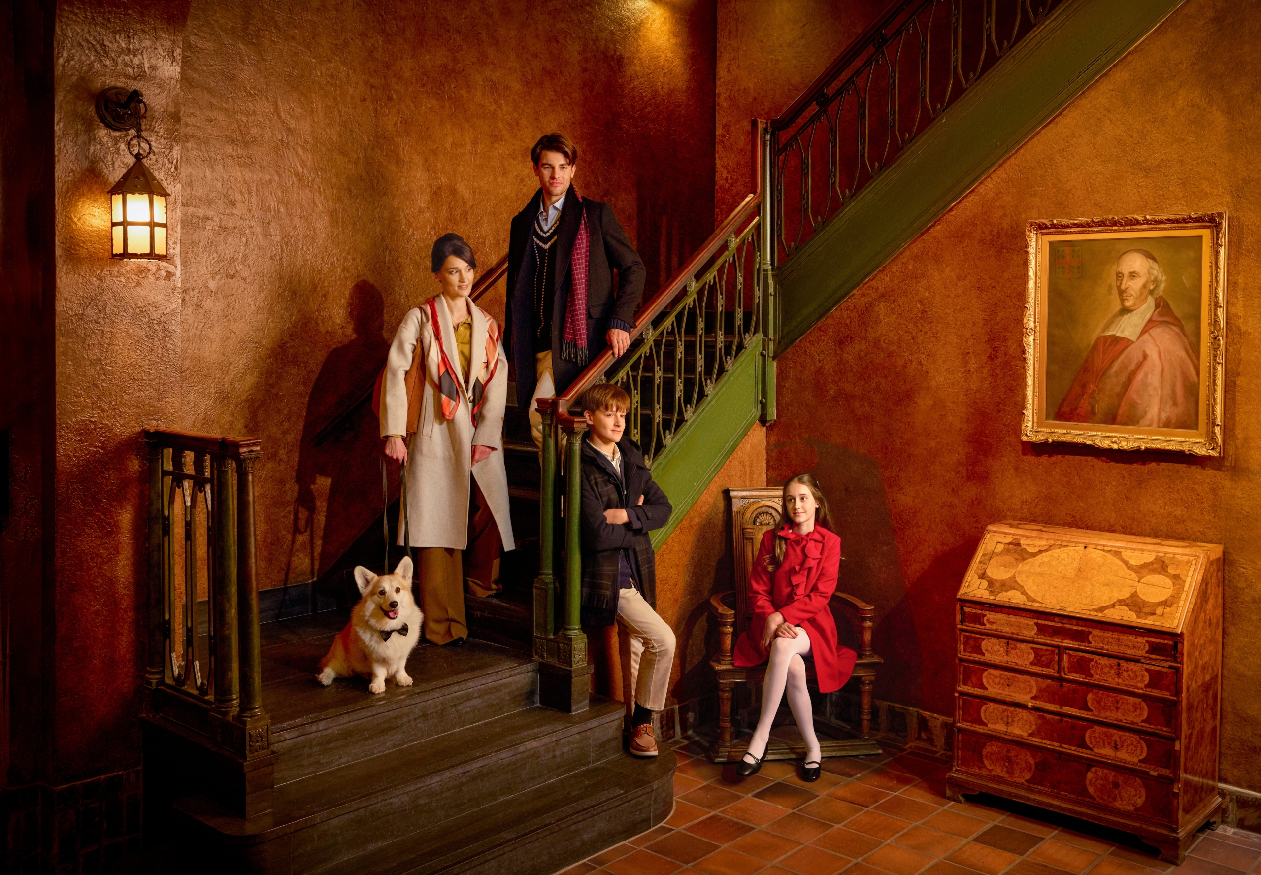 famille-chien-escaliers-lobby
