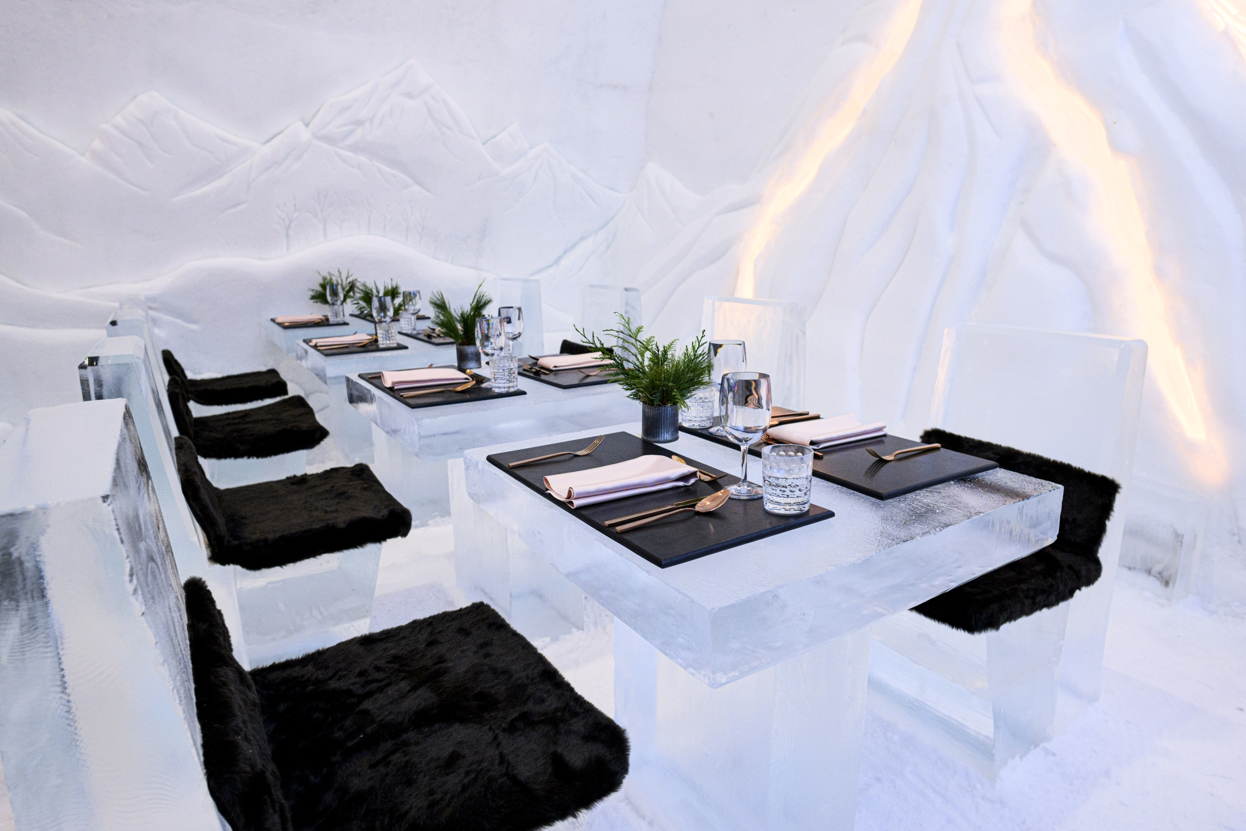 Salle-a-manger-restaurant-hotel-de-glace